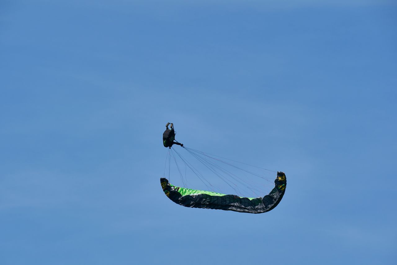Entrainement de parapente sur le Mont Poupet près de Salins les